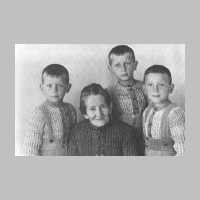 029-1005 Die Geschwister Heinz, Helmut und Horst Maschitzki mit der Grossmutter Ernestine Zaulick.jpg